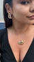 Colar Passali de 40 cm na Veneziana, apresentado por uma mulher, com detalhes em semijoia. Banhado a ouro 18k e Ródio Branco. MW Semijoias e Acessórios