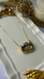 Colar Passali de 40 cm com design moderno em ouro e prata, sobre uma bandeja decorativa. Banhado a ouro 18k e Ródio Branco. MW Semijoias e Acessórios