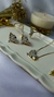 Conjunto de colares e brincos da semijoia Colar Mapassa, com detalhes em ouro e prata, exibidos sobre uma bandeja. Banhado a ouro 18k e Ródio Branco. MW Semijoias e Acessórios