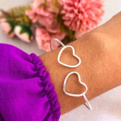 BRACELETE PRATA 925 REGULAVEL 2 CORAÇÃO na internet