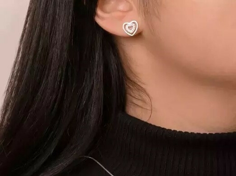 BRINCO PRATA 925 CORAÇÃO LISO CRAVEJADO