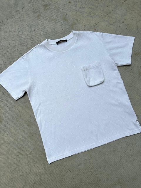 Camiseta Louis Vuitton Monograma 3D Pocket Branca - comprar online