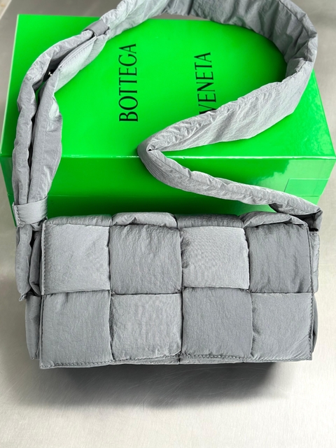 Bolsa Bottega Veneta Tech Cassete Padded Cinza - comprar online