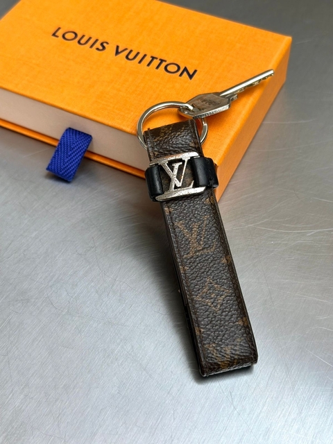 Chaveiro Louis Vuitton Dragonne Monogram Marrom