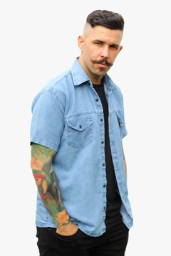 Camisa Jeans Adulto Masculina Manga Curta 2 Bolsos
