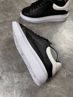 TÊNIS ALEXANDER MCQUEEN PRETO COM BRANCO - Magnata Outlet