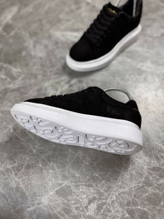 TÊNIS ALEXANDER MCQUEEN PRETO SOLADO BRANCO CAMURÇA - loja online