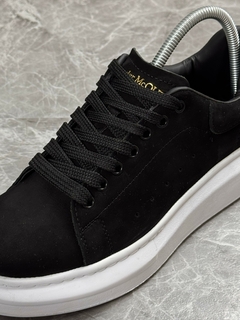 TÊNIS ALEXANDER MCQUEEN PRETO SOLADO BRANCO CAMURÇA na internet