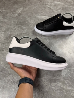 TÊNIS ALEXANDER MCQUEEN PRETO COM BRANCO na internet