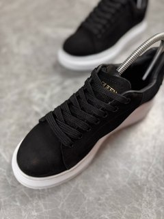 TÊNIS ALEXANDER MCQUEEN PRETO SOLADO BRANCO CAMURÇA - Magnata Outlet