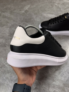 TÊNIS ALEXANDER MCQUEEN PRETO COM BRANCO na internet