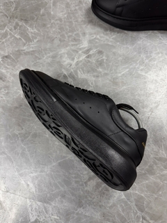 TÊNIS ALEXANDER MCQUEEN ALL BLACK - Magnata Outlet