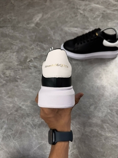 TÊNIS ALEXANDER MCQUEEN PRETO COM BRANCO - Magnata Outlet