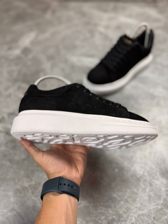Imagem do TÊNIS ALEXANDER MCQUEEN PRETO SOLADO BRANCO CAMURÇA