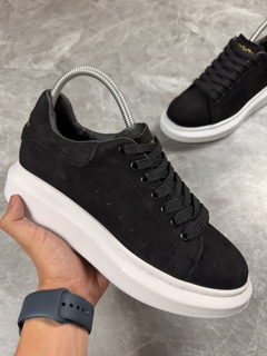TÊNIS ALEXANDER MCQUEEN PRETO SOLADO BRANCO CAMURÇA na internet