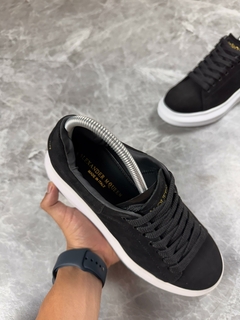 TÊNIS ALEXANDER MCQUEEN PRETO SOLADO BRANCO CAMURÇA - comprar online