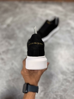 TÊNIS ALEXANDER MCQUEEN PRETO SOLADO BRANCO CAMURÇA