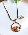Colar longo com medalha