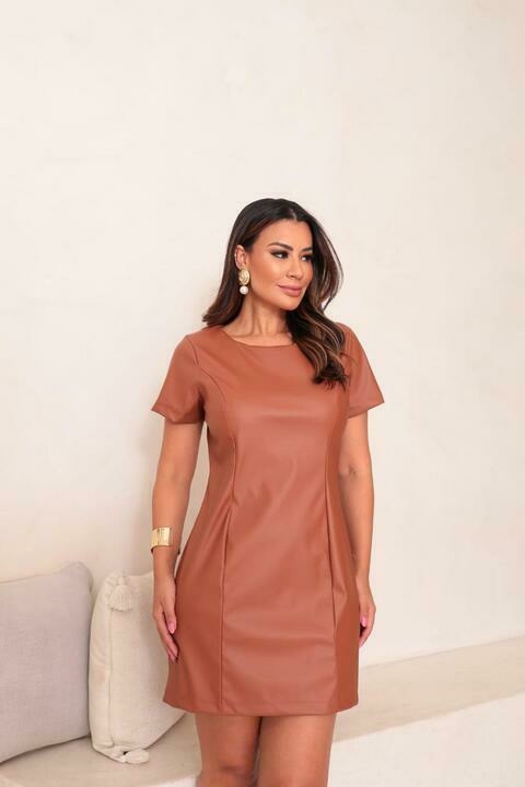 Minimalismo de Impacto: O Vestido em Couro Fake Que Exala Estilo