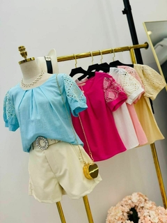 Blusa emily na internet