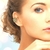 Modelo usando piercing de ouro 18k com diamantes na orelha.