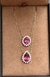 Colar de ouro 18k com pingente de turmalina rosa em formato gota de 6,89cts cercado por diamantes, exibido em caixa de veludo marrom