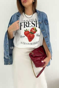 T-Shirt Morango Fresh na internet