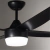 Ventilador de techo negro con luz integrada, diseñado para proporcionar frescura y estilo a los espacios interiores.