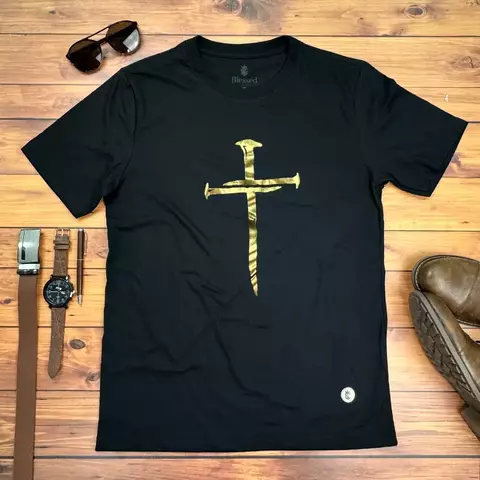 CAMISETA MASCULINA PRETA CRUZ E PREGO