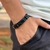 PULSEIRA DE COURO PRETO AJUSTÁVEL (INFINITO CROMADO)
