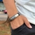 PULSEIRA DE COURO PRETO AJUSTÁVEL (SEM ESCRITA CROMADO)