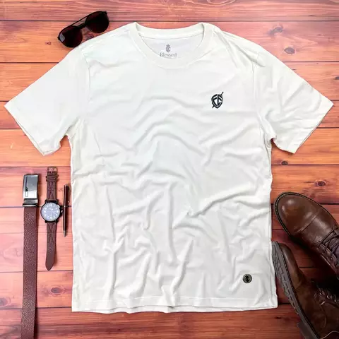 CAMISETA MASCULINA OFF WHITE ESCUDO FÉ DETALHE