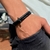 PULSEIRA DE COURO PRETO NÃO AJUSTÁVEL 2 TRANÇADO (CRUZ CROMADO)