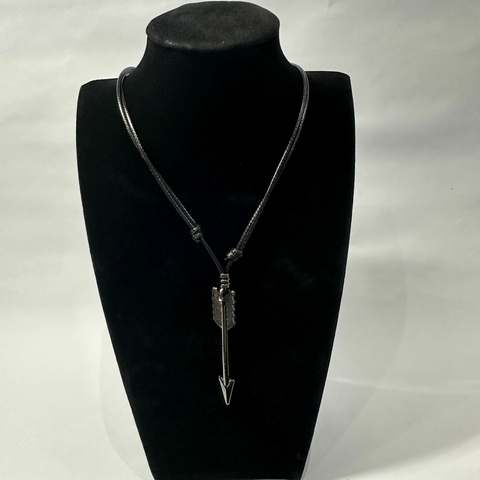 COLAR TEMPLAR DE FIO PRETO (FLECHA CROMO)