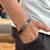 PULSEIRA DE COURO PRETO AJUSTÁVEL (PENA CROMADO)