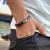 PULSEIRA DE COURO PRETO AJUSTÁVEL (INFINITO CROMADO)