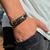 PULSEIRA DE COURO PRETO AJUSTÁVEL (FORÇA ESCOVADO DOURADO)