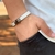 PULSEIRA DE COURO CINZA NÃO AJUSTÁVEL 1 TIRA LISA (DETALHE CROMADO)