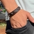 PULSEIRA DE COURO MARROM AJUSTÁVEL 1 TIRA LISA COM DETALHE EM X