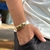 PULSEIRA COURO BRANCO AJUSTÁVEL (TUDO POSSO DOURADO)