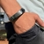 PULSEIRA DE COURO PRETO AJUSTÁVEL (TUDO POSSO CROMADO)