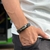 PULSEIRA DE COURO PRETO AJUSTÁVEL (DESISTIR ESCOVADO)