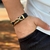PULSEIRA DE COURO PRETO AJUSTÁVEL (PROSPERIDADE DOURADO)