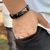 PULSEIRA DE COURO PRETO AJUSTÁVEL (ACREDITE ESCOVADO)