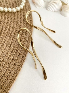 BRINCO ORGÂNICO ONDULADO - BANHADO A OURO