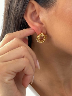 BRINCO ESFERA ENTRELAÇADA - BANHADO OURO