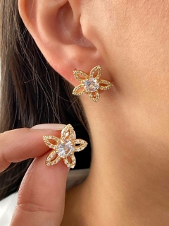 BRINCO FLOR CRAVEJADO COM PONTO DE LUZ - BANHADO OURO
