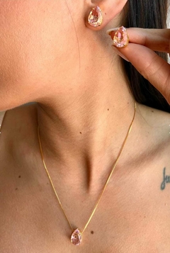 CONJUNTO BRINCO + COLAR PEDRA FUSION ROSA - BANHADO A OURO