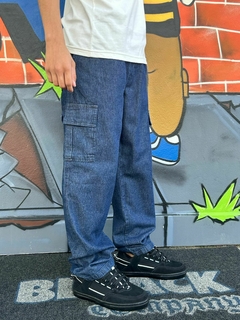 CALÇA CARGO JEANS ESCURA