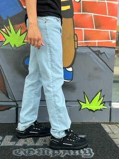 CALÇA RETA JEANS CLARA na internet